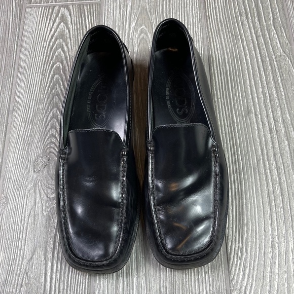 TODS Leather Driving Loafer - Quiet Luxury - Picture 2 of 10